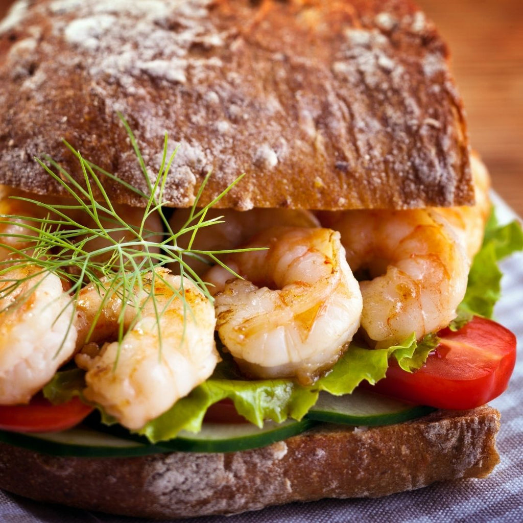 Guédille de crevettes Nordiques rémoulade de céleri crémeuse et mayonnaise citronnée, œufs de poisson volant.